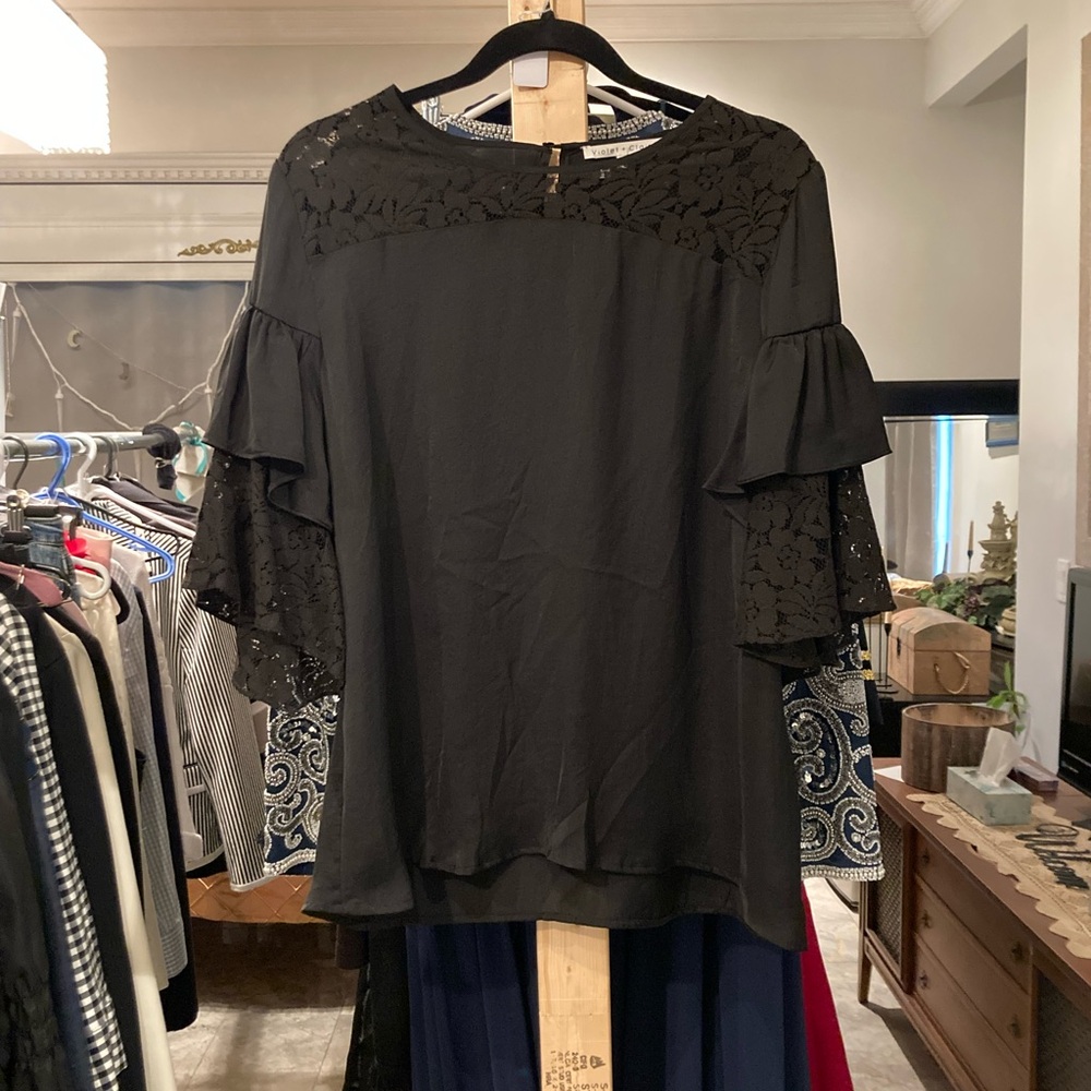 Violet + Claire Size XL Black Ruffled Bell Sleeve Blouse